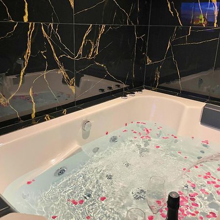 Sejour Detente A Saint-Omer - Jacuzzi Prive, Terrasse, Centre-Ville Et Parking Gratuit Saint-Omer (Pas-de-Calais) Exterior foto